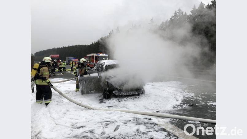 Schon wieder Blaulicht auf der A6: Nachdem dort schon am Freitag wegen eines Unfalls der Abschnitt zwischen Theuern und Ursensollen gesperrt war, wurde die Autobahn im selben Bereich auch am Sonntagmittag vorübergehend &quot;dicht&quot; gemacht - diesmal wegen eines Fahrzeugsbrands. Bild: egl