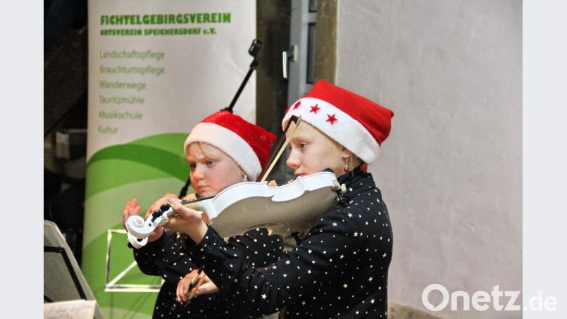 Laura und Lena Hertel spielen auf ihren Geigen klassische Weihnachtslieder. Bild: hai