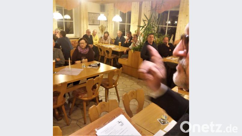 Vor fast 40 zufriedenen Bürgern legt Bürgermeister Rudolf Schopper seinen Bricht ab und blickt ins Jahr 2019. Bild: arw