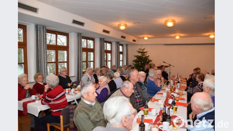 Die Senioren aus Waidhaus sind Gäste der Marktgemeinde beim festlichen Seniorenadvent im Gemeindezentrum des Rathauses. Bild: fjo