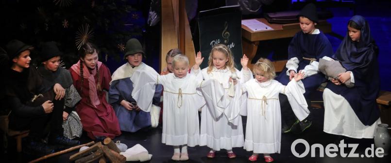 Die Besucher kommen ins Stadttheater, um weihnachtlichen Weisen zu lauschen. Dass es auch eine jede Menge zu sehen gibt, dafür sorgen die Kinder aus Freudenberg. Bild: wsb