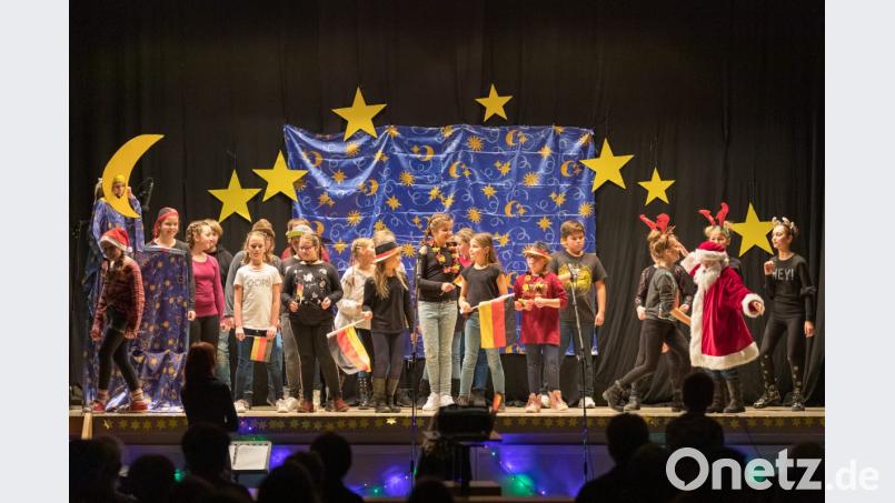 Die Bühnensow „Der zerstreute Weihnachtsmann“ kommt bei den großen und kleinen Zuschauern sehr gut an. Bild: jzk