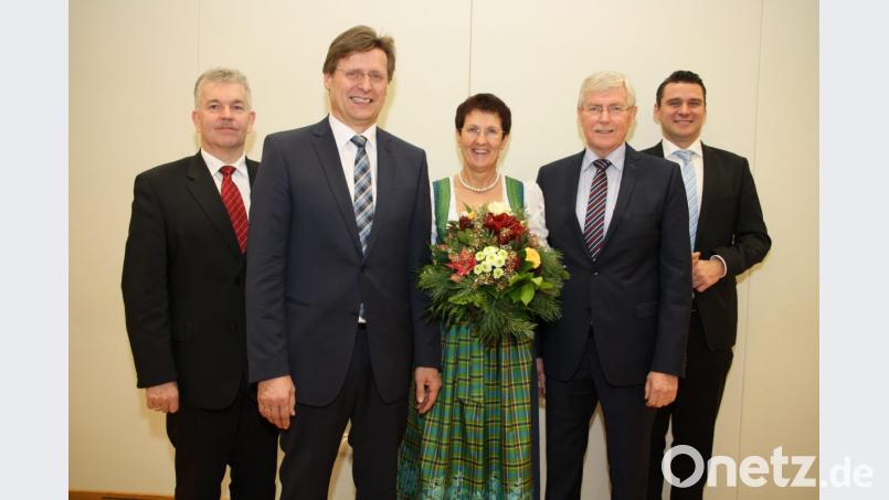 Ministerialdirektor Hubert Bittlmayer (links) und Landrat Thomas Ebeling (rechts) verabschiedeten den bisherigen Leiter des Amtes für Ernährung, Landwirtschaft und Forsten, Reinhold Witt (Zweiter von links), und begrüßten zugleich seinen Nachfolger Georg Mayer (Zweiter von rechts), der mit seiner Frau zu dem offiziellen Termin gekommen ist. Bild: Christopher Dotzler