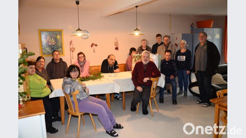 Für den Auftaktbesuch bei Dr. Loew soziale Dienstleistungen begeisterte Caritas-Ausschussvorsitzender Franz Kaas (Dritter von rechts) Markus Helgert und Annemarie Hölzel (links neben ihm). Bild: fjo