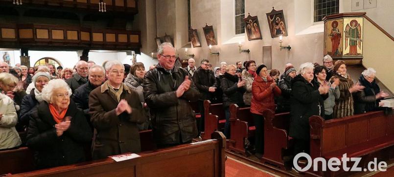 In der Pfarrkirche Friedenfels spenden die Besucher den Maxim-Kowalew-Don-Kosaken langen Beifall. Bild: bsc