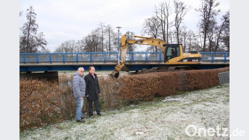 Bürgermeister Werner Walberer (rechts) und Bauamtsleiter Reinhold Sternkopf nehmen die Baggerarbeiten an der Grafenwöhrer Straße in Augenschein. Bild: bjp