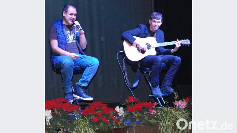 Christian Meier (links) und Adrian Goldfuß (rechts) setzen mit &quot;Amoi seg ma uns wieder&quot; ein musikalisches Highlight. Bild: grm