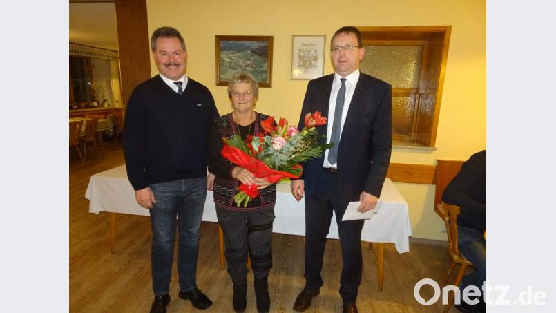 Anna Eckl wurde nach 45 Jahren in den verdienten Ruhestand verabschiedet. Direktor Bernhard Werner (links) und Geschäftsführer Michael Herrmann (rechts) verabschiedeten sie. Bild: hm