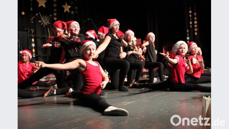 Frech und fast schon akrobatisch ist der Auftritt der Tanzklasse 5c beim Weihnachtsmedley. Bild: prh