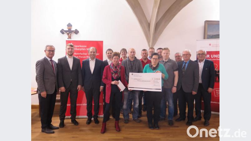Auf Vorschlag von Bürgermeister Werner Nickl (links) überreichen Peter Ferber, Hans-Jörg Schön, Markus Dötterl (Zweiter, Dritter und Vierter von links) und Ludwig Zitzmann (rechts) Spendenschecks an neun Vereine und Institutionen im Geschäftsgebiet der Sparkasse Oberpfalz-Nord. Bild: jzk