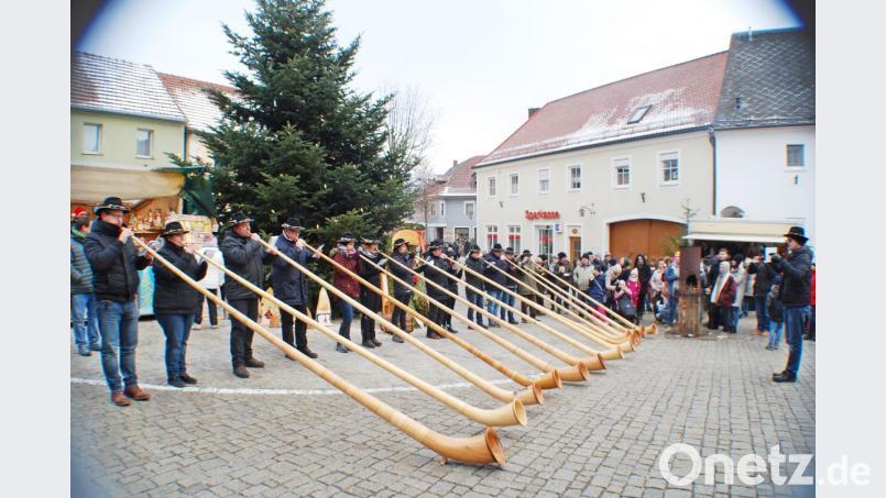 Die Großkonreuther Alphornbläser lockten viele Zuhörer an. Bild: enz