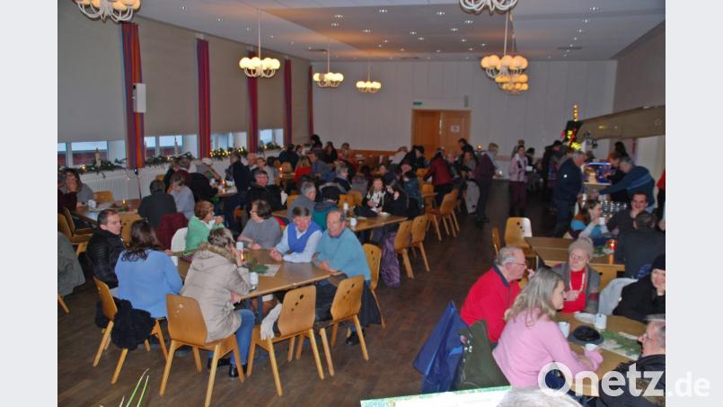 Gern nutzten die Besucher die Möglichkeit, sich im Tillensaal bei Kaffee und Kuchen aufzuwärmen. Bild: enz