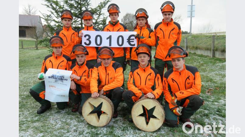 Auszubildende der Staatsforsten aus ganz Bayern, die gerade zum Berufsschulunterricht in Neunburg sind, gaben das Spendenergebnis bekannt. Bild: Berufsschule Neunburg