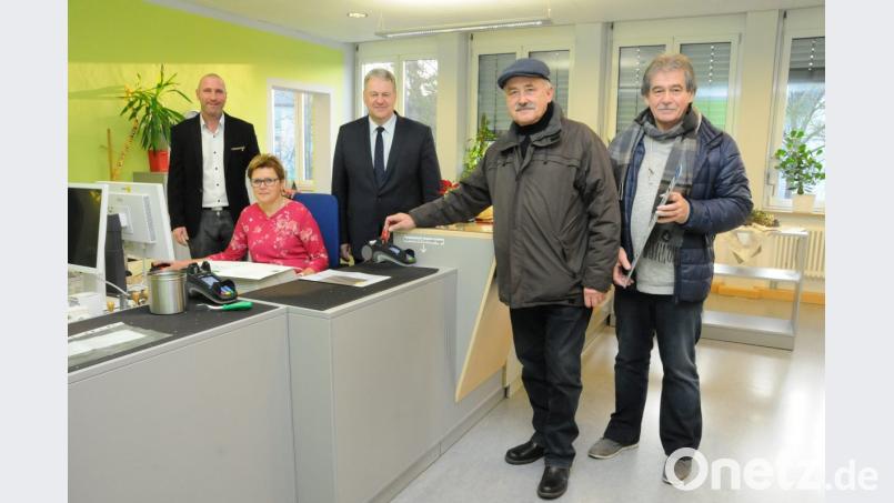 Christian Luber, der Leiter der Verkehrsbehörde, Sachbearbeiterin Petra Deyerl und Landrat Richard Reisinger freuen sich mit Hans Schwarz und Herbert Breitkopf (von links) über die Inbetriebnahme der EC-Terminals in der Verkehrsbehörde. Bild: Christine Hollederer
