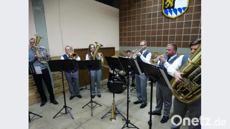 Stücke von „Viera Blech“ präsentieren die „Turmbläser and Friends“, geleitet von Andreas Kredler (Dritter von rechts). Bild: ct