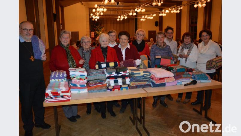 Über Spenden vom Frauenbund um Vorsitzende Stilla Schuller (rechts) freuen sich Tobias Heindl (Dritter von rechts) von der &quot;Aktion Solidarität&quot; und Stadtpfarrer Anton Witt (links). Bild: jr