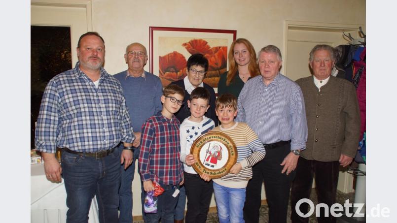Die besten Schützen bei der Siegerehrung mit Schützenmeister Horst Fettke (rechts). Für die Kinder war die Nikolausscheibe der erste Preis. Bild: mmj
