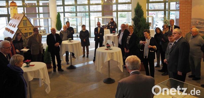 Kulturamtsleiterin Petra Vorsatz (Siebte von rechts) erläutert den Besuchern der Eröffnungsfeier die Ausstellung. Bild: Bühner