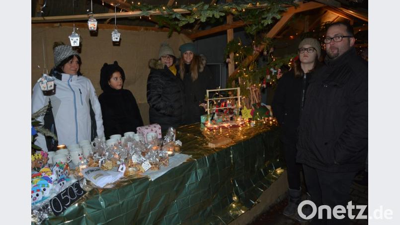Groß ist das Warenangebot beim Weihnachtsmarkt – hier ein Stand des Elternbeirats im Freien. Bild: jr