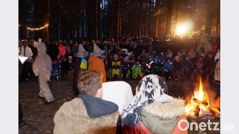 Eine feierliche Waldweihnacht mit vielen
Besuchern und gelungener Aufführung von den
Viehberger Kindern. Bild: oe