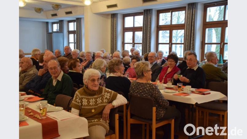 Die Senioren aus Waidhaus sind Gäste der Marktgemeinde beim festlichen Seniorenadvent im Gemeindezentrum des Rathauses. Bild: fjo