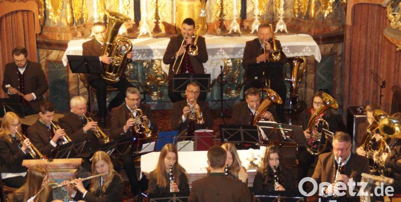 Beim Adventskonzert erfüllten die mächtigen Klänge der Blaskapelle die Kirche St. Ulrich. Der Schnupferclub und der Musikverein stellten diese Veranstaltung gemeinsam auf die Beine. Bild: weu