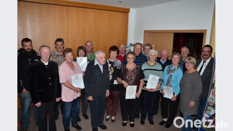 Das Ehepaar Detlef und Gerlinde König ehrt Karlheinz Zintl, Hedwig Weber, Josef Weber, Gerlinde Hanauer, Rita Schwarz, Hans Hanauer, Helga Kretschmer, Karl Schwarz, Annemarie Zeitler, Karl Zeitler, Sigmund Gilch, Gerda Gilch und Gisela Dierl (von rechts) für 40-jährige Mitgliedschaft im OWV Waidhaus. Bild: fjo