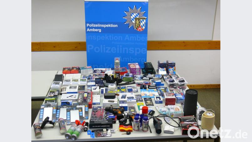 Ein ganzes Warenlager gestohlener Artikel, alle noch originalverpackt, hat die Polizei in einer Wohnung in Schmidmühlen gefunden. Bild: Polizei Amberg