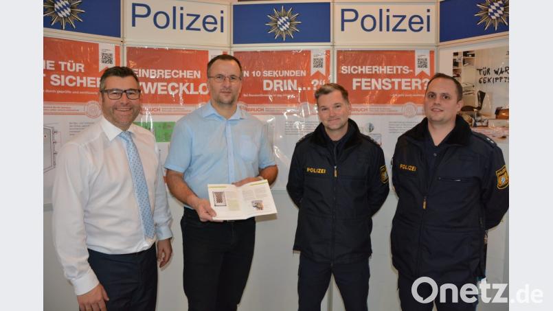 Mit einem Infostand informierte die Kriminalpolizeiinspektion Weiden in der Raiffeisenpassage über Einbruchschutz in den eigenen vier Wänden. Kriminalhauptmeister Dieter Melzner stand Rede und Antwort. Mit dabei waren (von links) Volksbank Nordoberpfalz-Geschäftsstellenleiter Thorsten Meier, Kriminalhauptmeister Dieter Melzner, sowie Markus Damm und Daniel Ulrich von der PI Waldsassen. Bild: jr