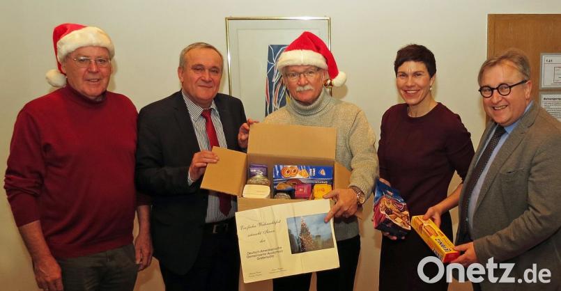 Frohe Weihnachten wünscht der Deutsch-Amerikanische Gemeinsame Ausschuss (DAGA). Bei der Übergabe (von links) Helmuth Wächter, Kurt Seggewiß, James P. Federline, Amtsleiterin Sabine Dippold und Sozialdezernent Wolfgang Hohlmeier. Bild: Dobmeier