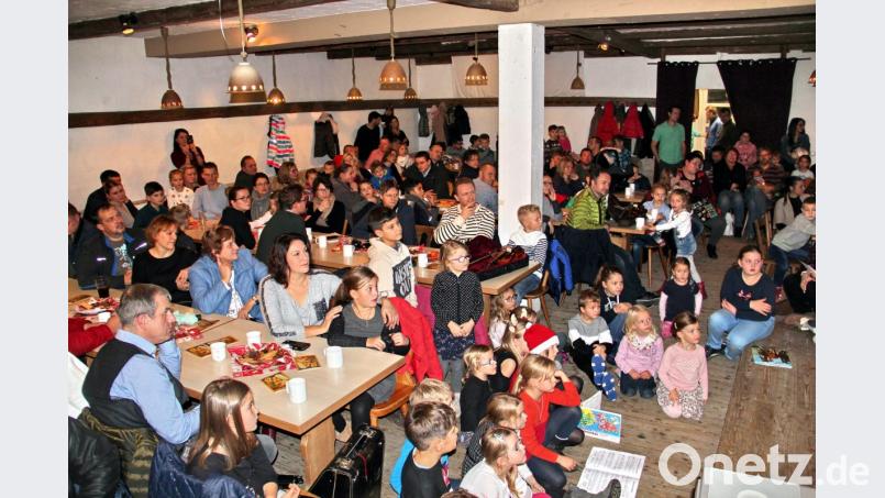 Gut 150 Zuhörer dränmgen sich im Keller der Tauritzmühle. Bild: hai