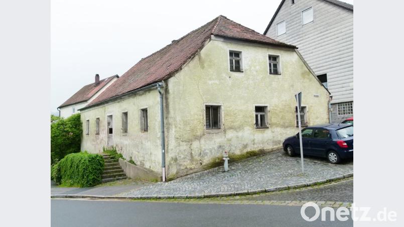 Das bisher leerstehende Gebäude am Marktplatz 5 in Tännesberg soll im Zuge der Dorferneuerung zum „Haus der Biodiversität“ umgebaut werden. Bild: exb