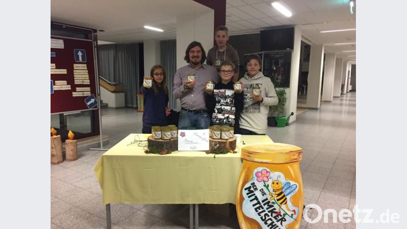 Vor dem Hintergrund der Arbeit der Imkergruppe ist die Mittelschule wieder "Umweltschule". Bild: exb