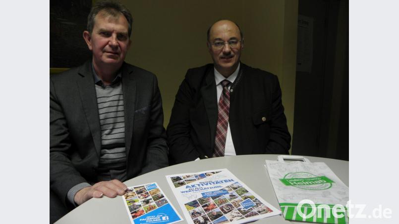 Der Bauernverband möchte der Entfremdung der Gesellschaft von der Landwirtschaft entgegenwirken. Deshalb unterstützen auch Kreisobmann Josef Irlbacher (links) und Geschäftsführer Josef Wittmann (rechts) die Image-Kampagne, die beim Bauerntag in den Mittelpunkt rückt. Bild: Wilhelm Amann
