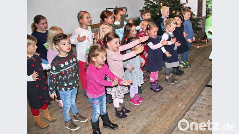 Mit einem Nikolauslied der Mädchen und Buben der Musikalischen Früherziehung der FGV-Musikschule beginnen die Darbietungen. Bild: hai