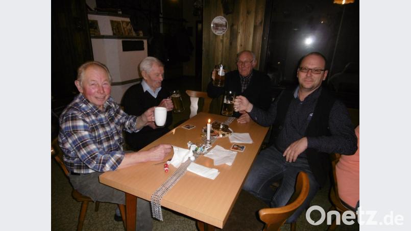 Senioren bei Kaffee, Kuchen und Zoigl. Bild: exb