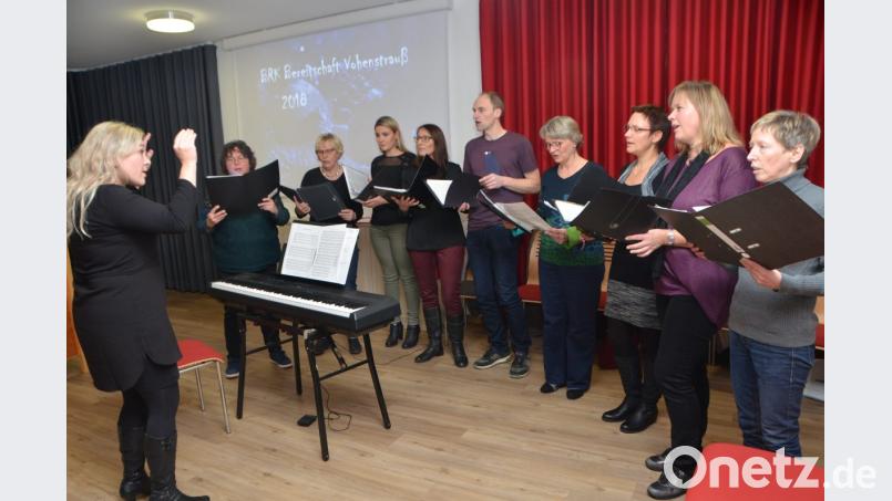Der Chor des Landestheaters Oberpfalz &quot;RegionaL TOn&quot; unter Leitung von Tamara-Raphaela Hirschmann gestaltet die Adventfeier des BRK im katholischen Pfarrheim. Bild: dob