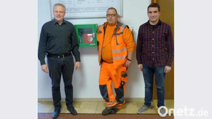 Im Eingangsbereich des Rathauses befindet sich neu ein Defibrillator. Bürgermeister Jürgen Kürzinger bedankt sich bei Klärwärter Torsten Goß und Kassenverwalter Matthias Kroher (von links) für ihr Engagement bei Kauf und Einweisung. Bild: lep