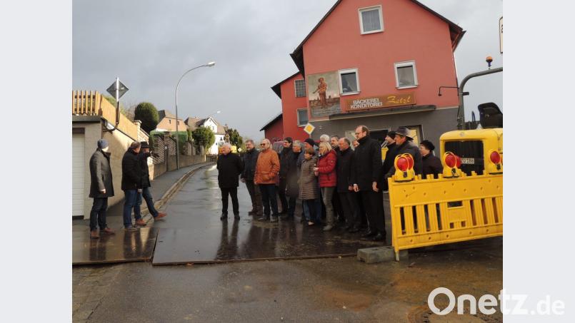 Baudirektor Gerhard Kederer und Bürgermeister Karlheinz Budnik (von links) informieren Landrat Andreas Meier und die CSU-Kreisräte über die Baumaßnahmen an der NEW 19 in der Ortsdurchfahrt Neuhaus. Bild: mor