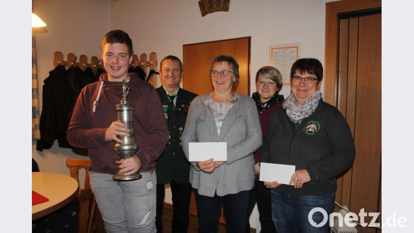 Den „Karl- Fuchs- Gedächtnispokal“ holte sich in diesem Jahr mit einem guten 95-Teiler Jungschütze Luka Meier (mit dem Pokal) vor (neben ihm) Hedwig Irlbacher und Beate Becher. Ihnen gratulierten (dahinter von links) Schützenmeister Manfred Becher und Jugendleiterin Andrea Rupp. Bilder: frd Bild: frd