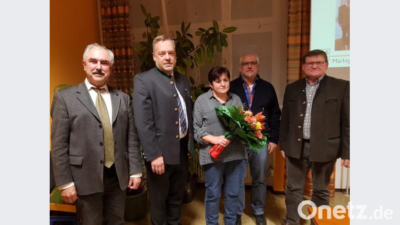 Bürgermeister Karl-Heinz Preißer (links) dankt Bezirksschützenmeister Harald Frischholz (Zweiter von links) und Hermine Hausner für den ehrenamtlichen und beruflichen Einsatz. Dem schließen sich zweiter Bürgermeister Gerhard Kres und dritter Bürgermeister Hans Meißner (von rechts) an. Bild: bey