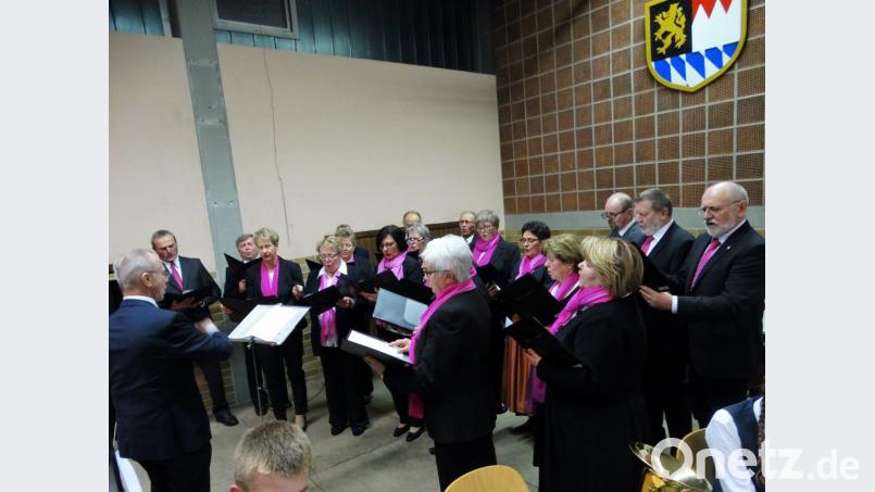 Einen Glanzpunkt setzt der Kirchenchor Schlicht unter der Leitung von Heinz Krob (links) mit seinen Liedern. Bild: ct