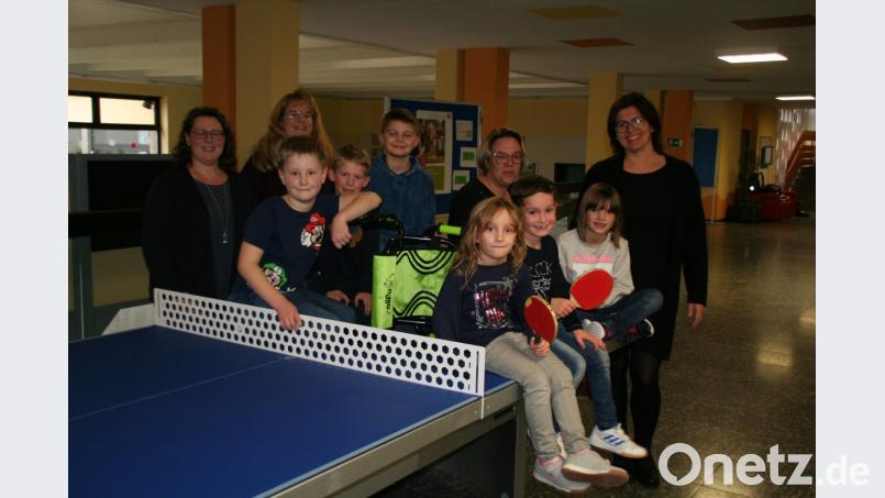 Die Abordnung der Schulkinder freut sich über die beiden Sachspenden vom Kiba-Team. Mit im Bild von links Petra Meister, Anja Friedrich und Anke Weißenborn vom Kiba-Team und Schulleiterin Petra Andritzky. Bild: fpoz