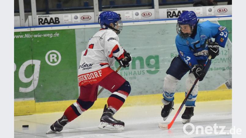Paul Vinzens (rechts) versucht in der Partie gegen den Deggendorfer SC, seinen Gegenspieler zu umspielen. Die U15-Schüler unterlagen den Niederbayern klar mit 3:9, einen Tag vorher verbuchten sie einen 6:5-Erfolg gegen den ECDC Memmingen. Bild: A. Schwarzmeier