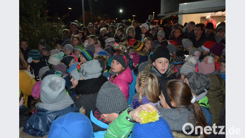 Ein großer Andrang herrscht beim Weihnachtsmarkt auf dem Freigelände der Grundschule Mitterteich. Bild: jr