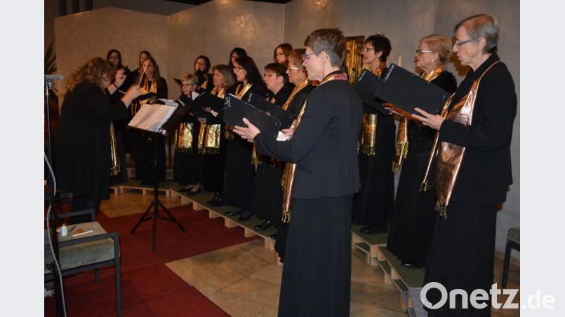 Das Ensemble unter der Leitung von Brigitte Kreuzer singt ein mehr als beeindruckendes Weihnachtskonzert in der Hauskapelle Fockenfeld. Bild: jr