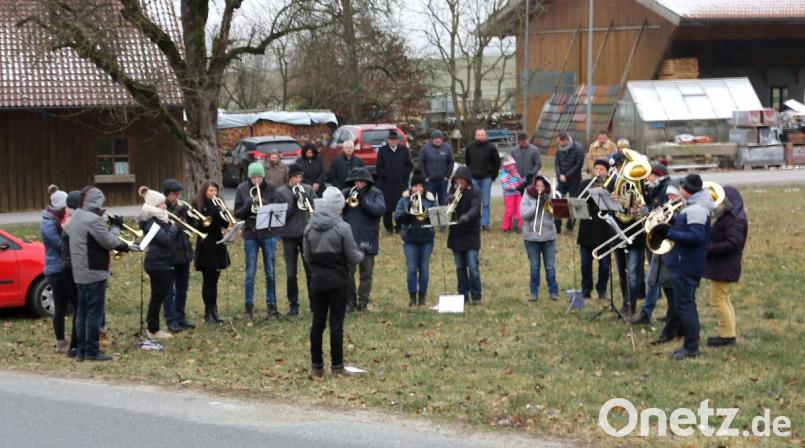 Eine Station des Adventblasens war Grafenreuth. Der evangelische Posaunenchor Floß erfreut die Zuhörer mit adventlichen Melodien. Bild: mef