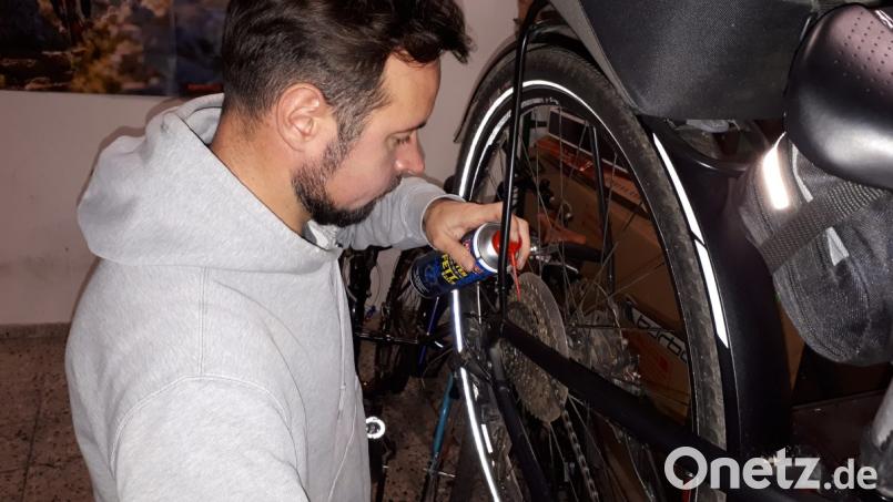 Fahrradpflege ist vor allem bei Fahrten im Winter wichtig. Schnee, Eis, Regen und Salz setzten den Materialien zu. Fahrradhändler Ludwig Fritsch rät deshalb zu regelmäßigem Putzen und Ölen. Bild: prh