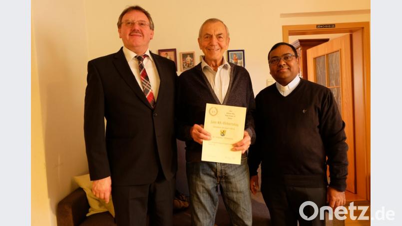 Bürgermeister Hans-Martin Schertl (links) und Pfarrer Hrudaya Kumar Madanu (rechts) überbringen dem Jubilar Andreas Götz die Glückwünsche. Bild: Stefanie Gradl