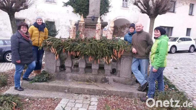 Es fehlen nur noch die Lichter. Die Blumenfreunde Lennesrieth (von links) mit der Vorsitzenden Maria Striegl, Steffi Daubenmerkl, Gabi Weiß, Schnitzer Erwin Klotz und Andrea Götz dekorieren die Dreifaltigkeitssäule weihnachtlich. Bild: fvo